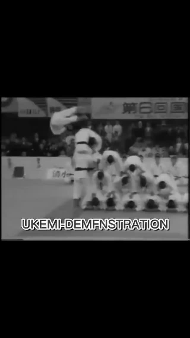 Ukemi su00e3o as diversas tu00e9cnicas japonesas para se cair do modo correto no chu00e3o. Queria